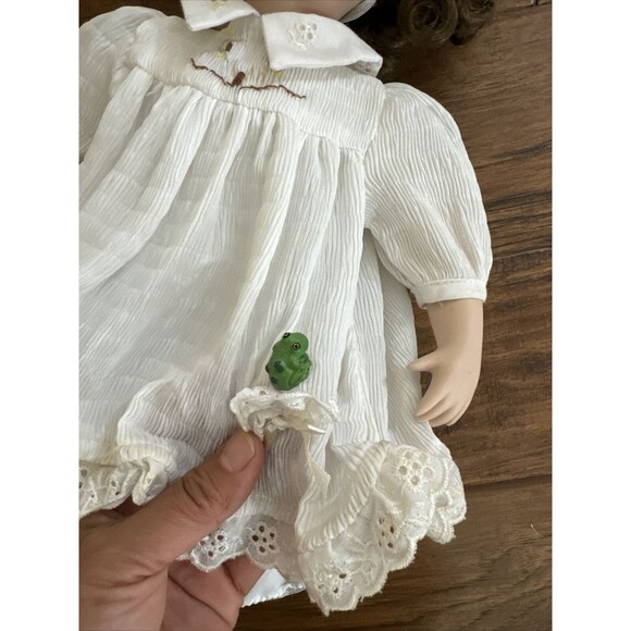 Vintage‎ Porcelain Little Girl Doll with Frog in Pocket 1998 - Picture 3 of 5